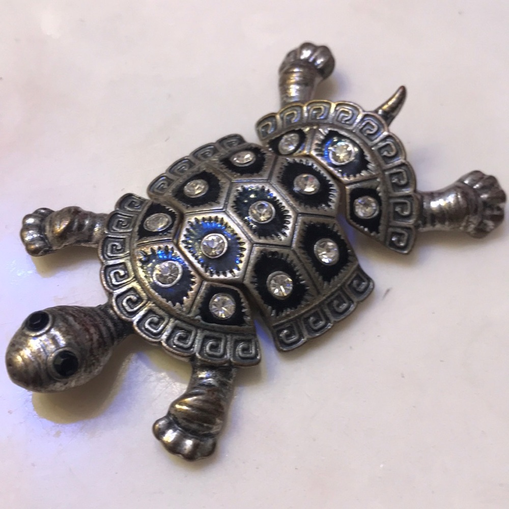 Adorable Turtle charm for necklace or whatever. Moves